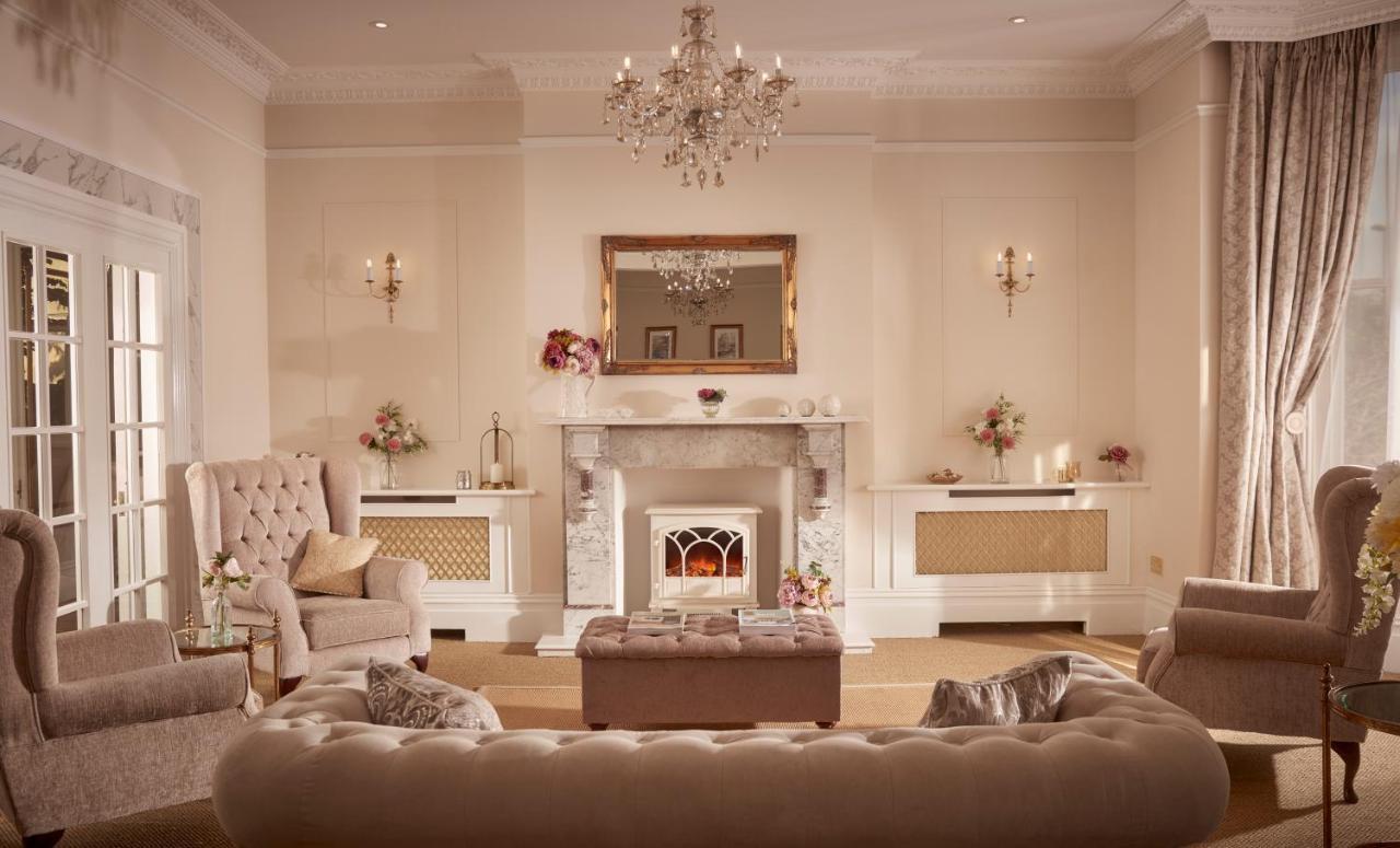 Bathen House Boutique Hotel Экстерьер фото A living room with a fireplace