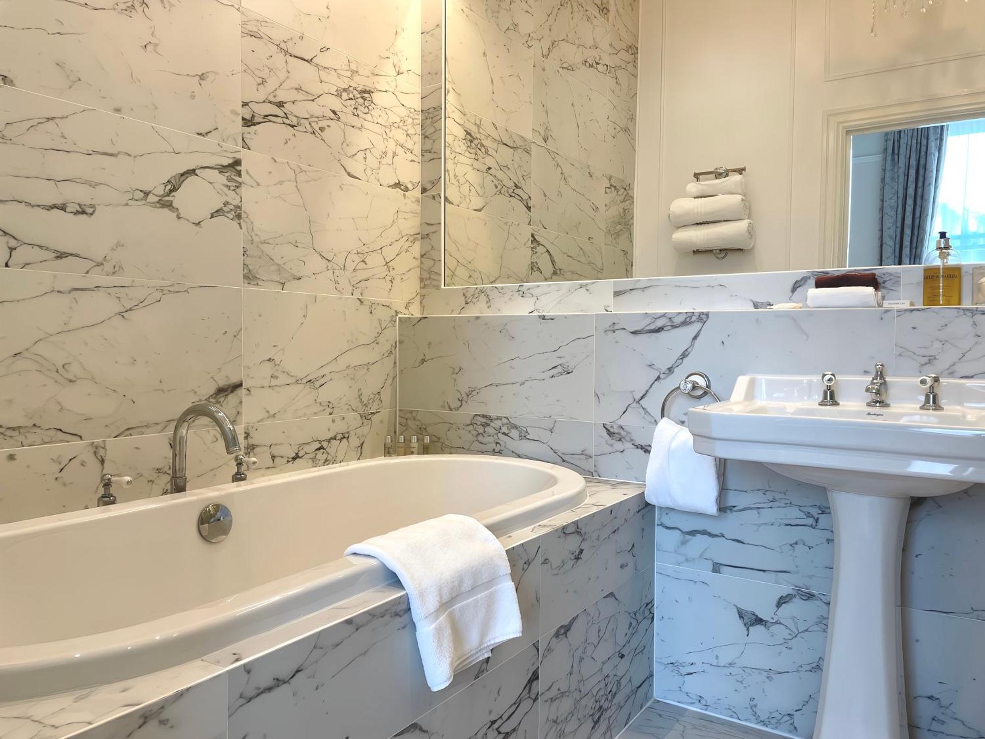 Bathen House Boutique Hotel Номер фото Bathroom in the hotel