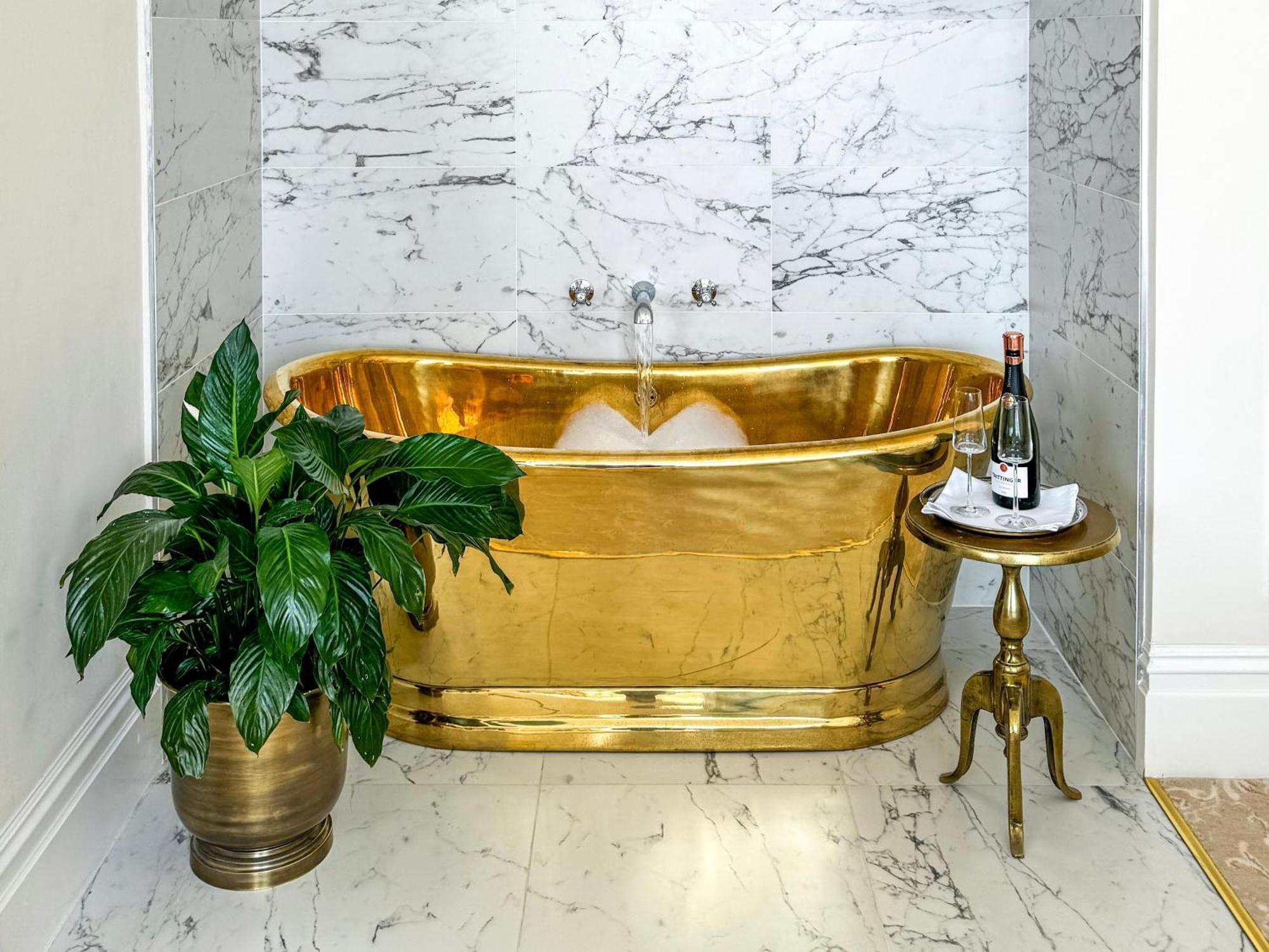 Bathen House Boutique Hotel Номер фото A freestanding copper bathtub
